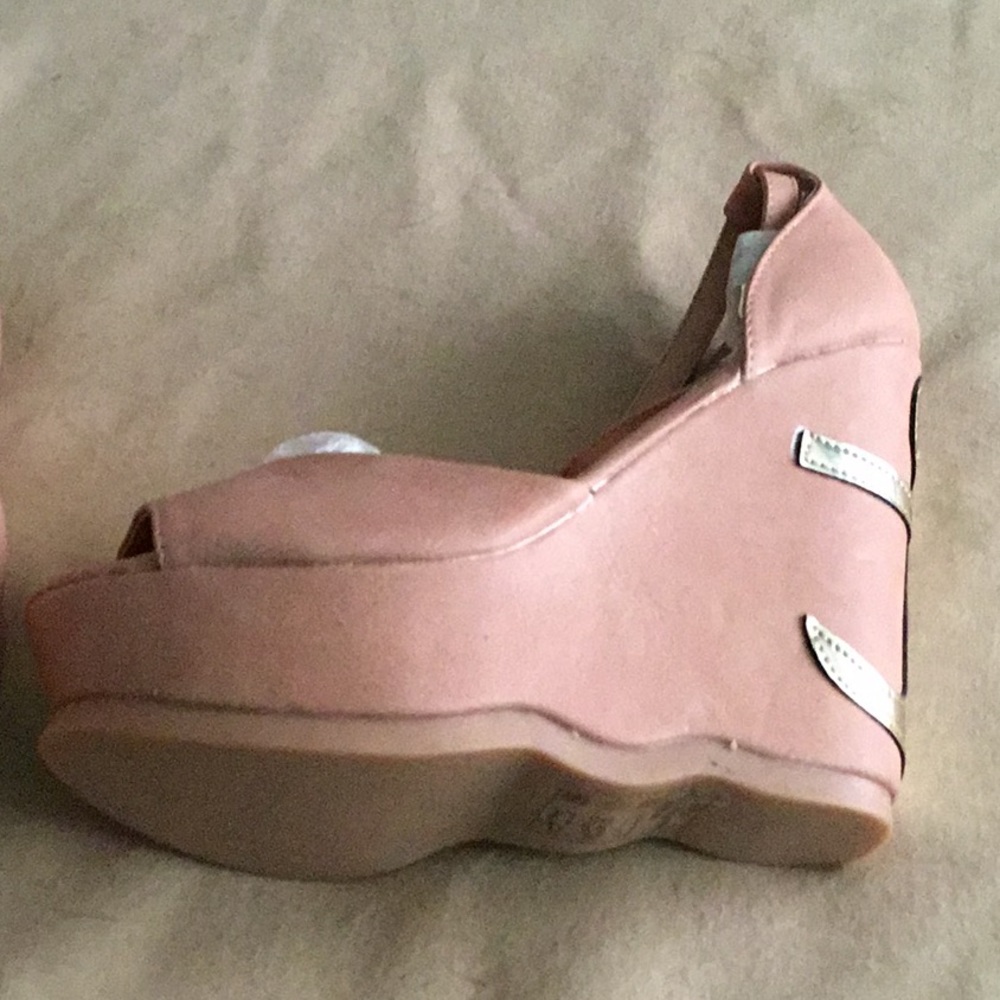 HEELS - Picture 4 of 5